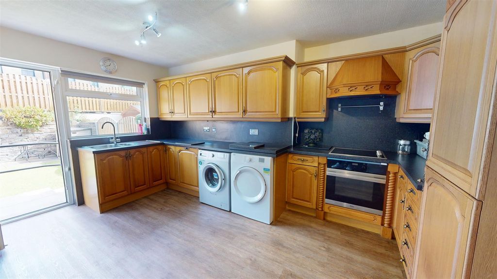 Property photo 3 of 14 Dining Kitchen