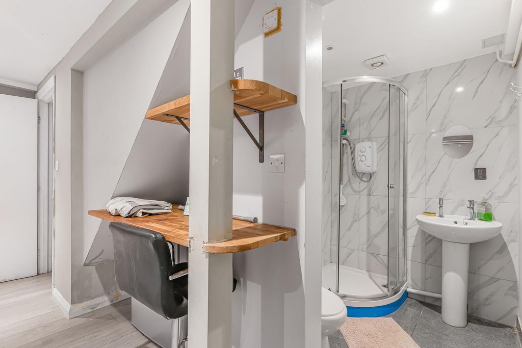 Property photo 2 of 32 Cloakroom