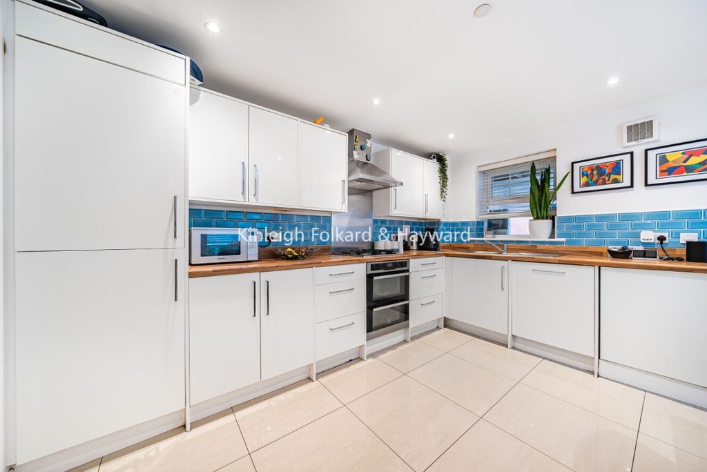 Property photo 1 of 16 18342002-d7F0-4Ebc-B