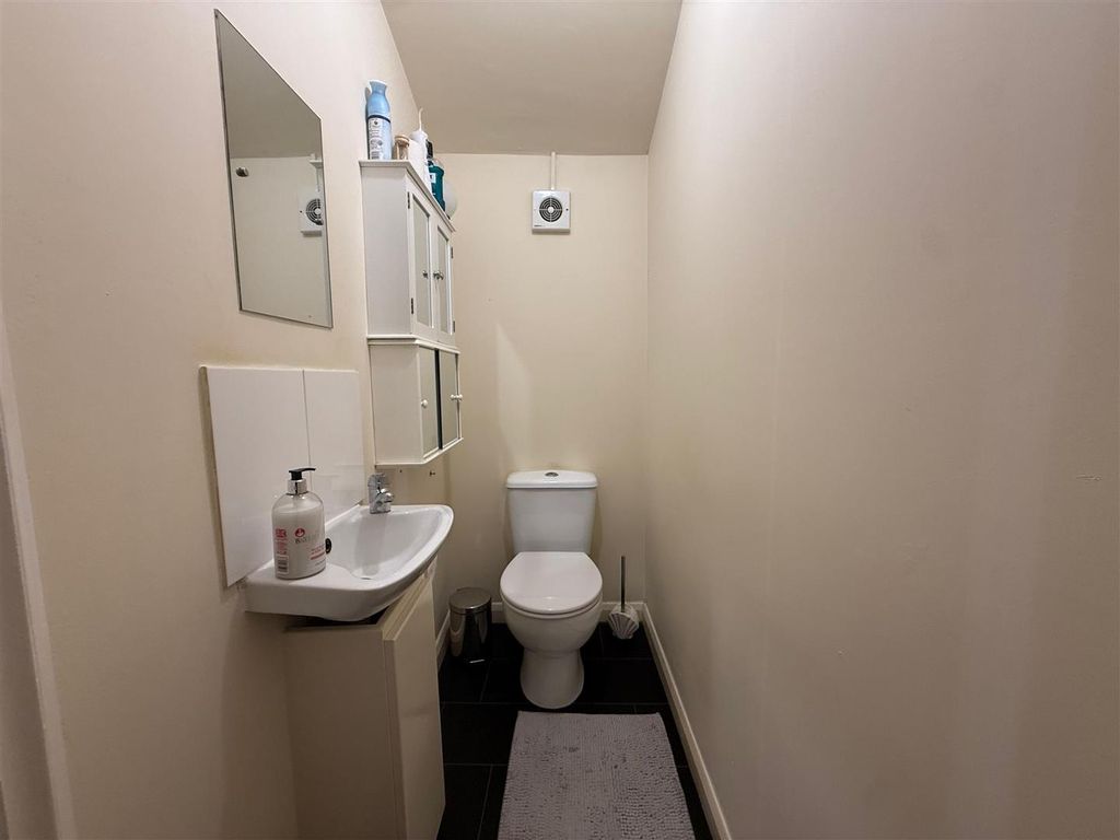 Property photo 3 of 9 Toilet