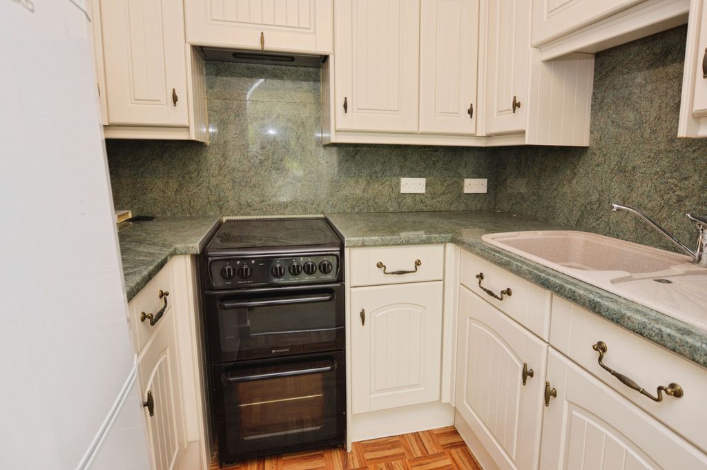Property photo 2 of 6 4A2Bb508-Kitchen