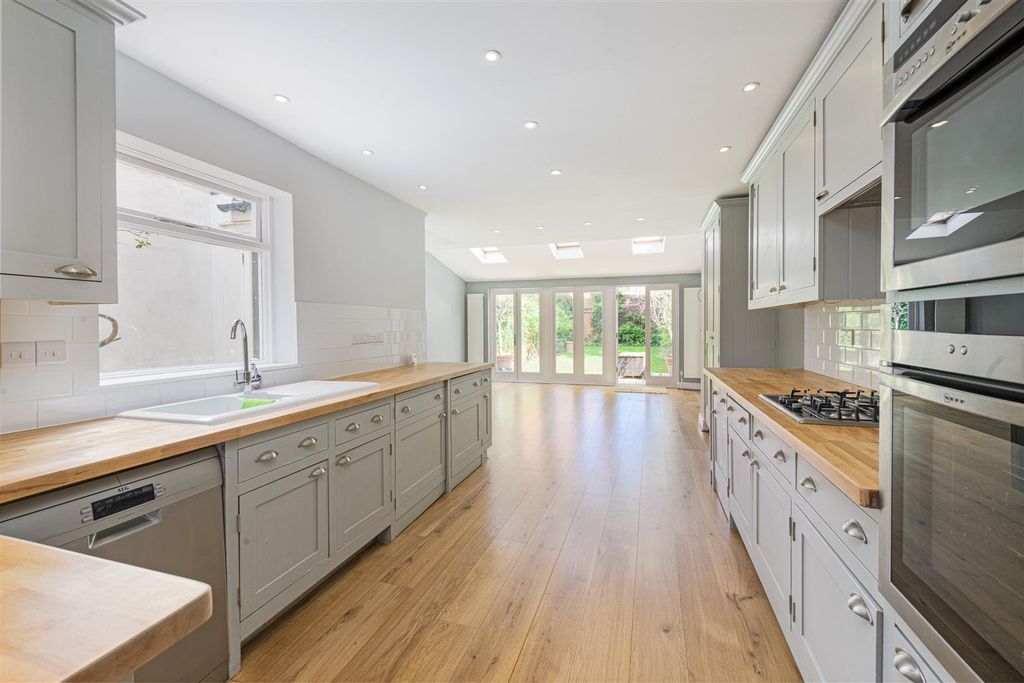 Property photo 3 of 15 14 Montseratt Rd Kit 1.Jpg