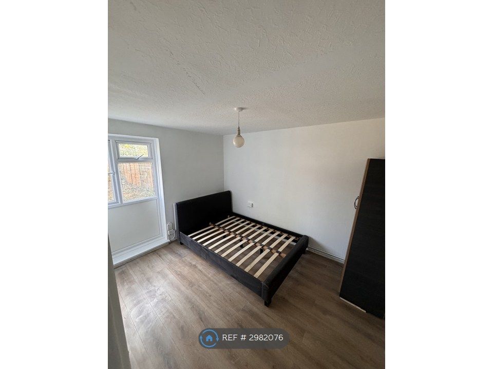 Property photo 3 of 15 Ground Double Bedroom 1