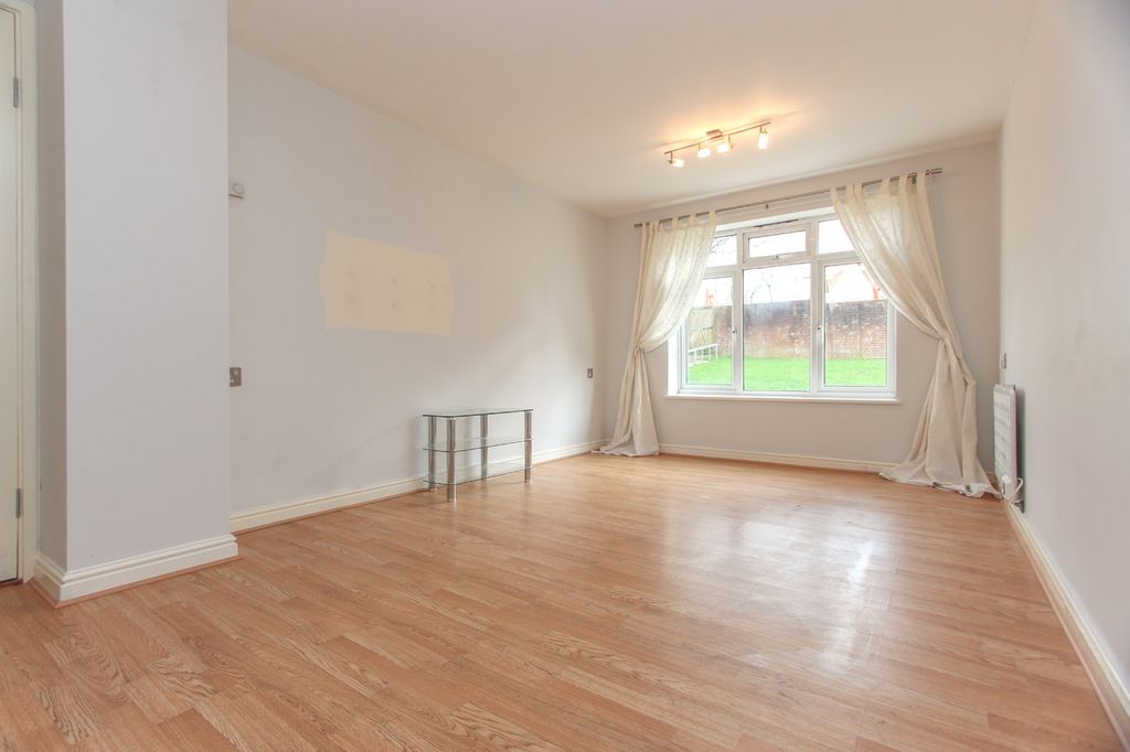 Property photo 1 of 10 Photo 02