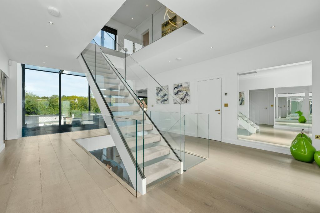 Property photo 2 of 36 Entrance Hall