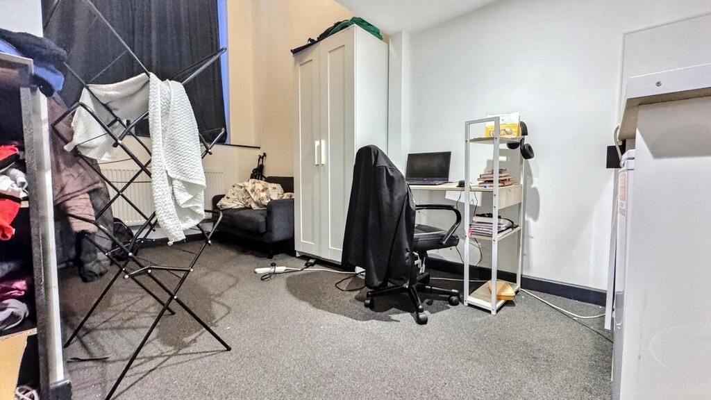 Property photo 2 of 5 A Practical Double Bedroom With Neutral Carpet, A ...