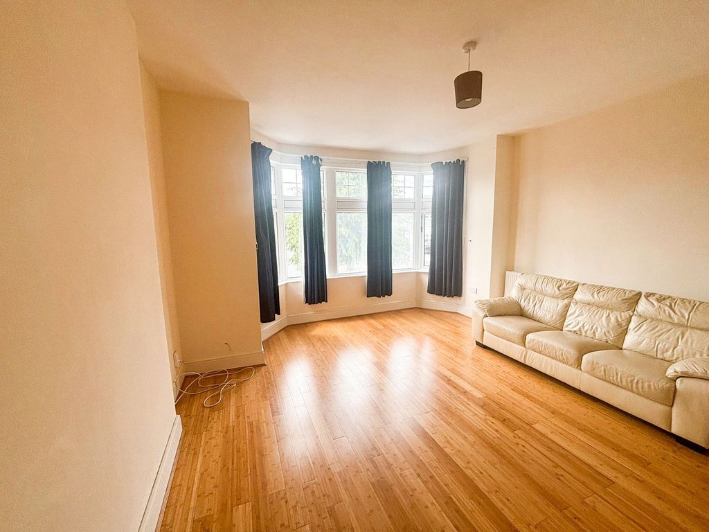 Property photo 1 of 7 Cranbrook Rd Ig1