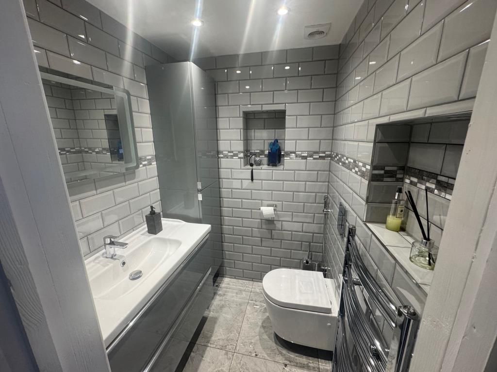 Property photo 2 of 21 Bathroom