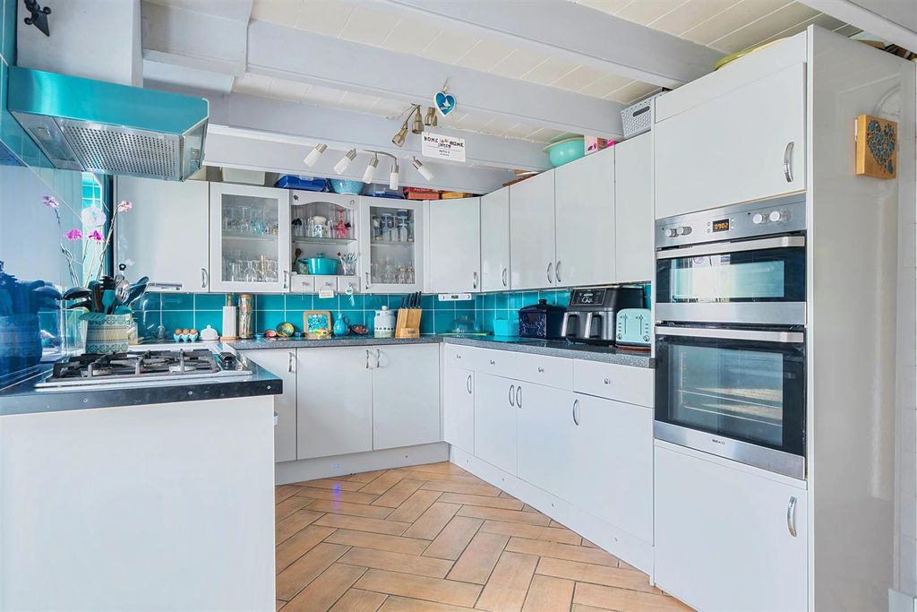 Property photo 2 of 25