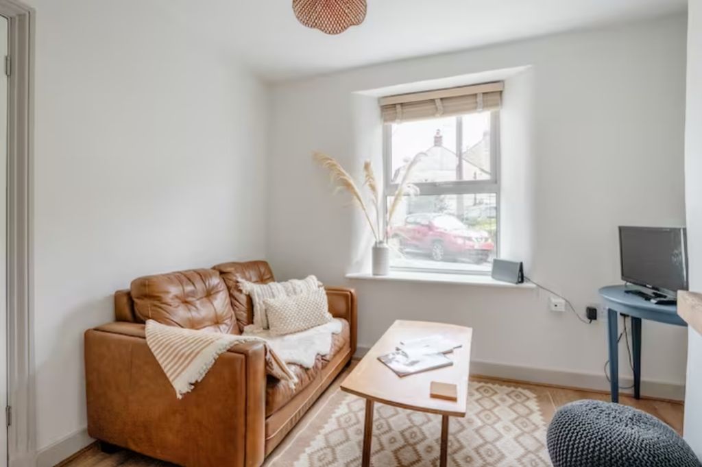 Property photo 3 of 10 57 Sitting