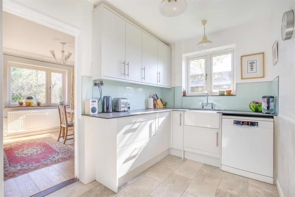 Property photo 2 of 18 11 Sibleys Rise, Hp16 9Qq-8.Jpg