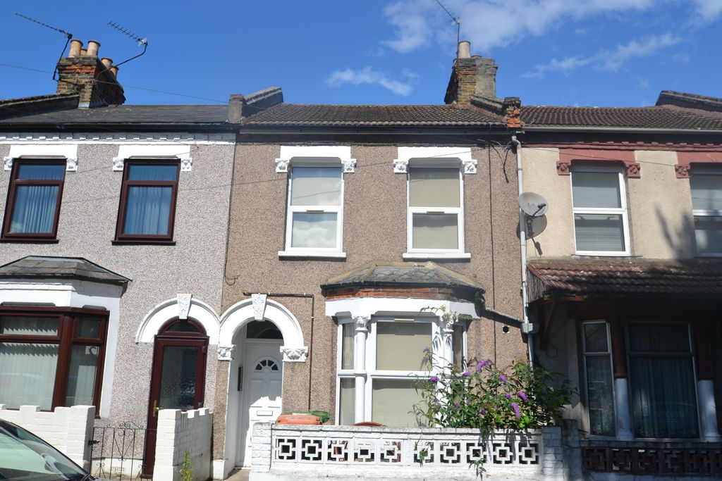 Property photo 1 of 6 Bedsit For Rent With En Suite Shower Room &amp; W.c.
