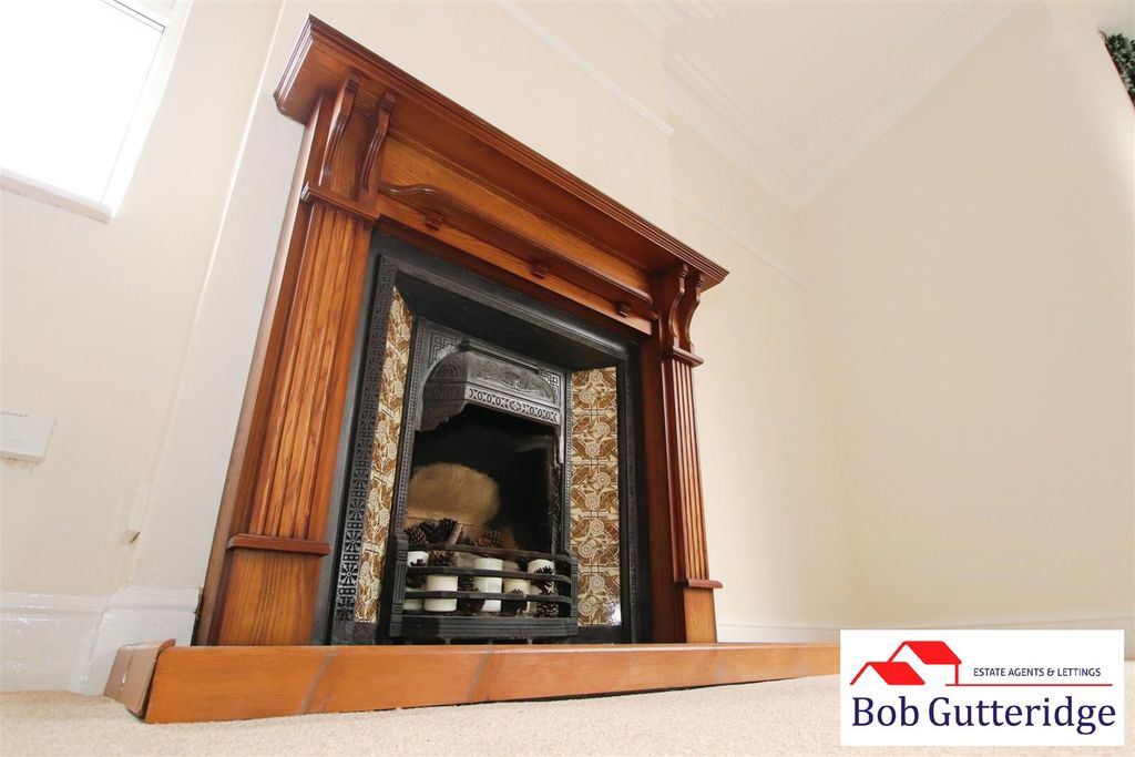 Property photo 3 of 35 Bay Fronted Lounge