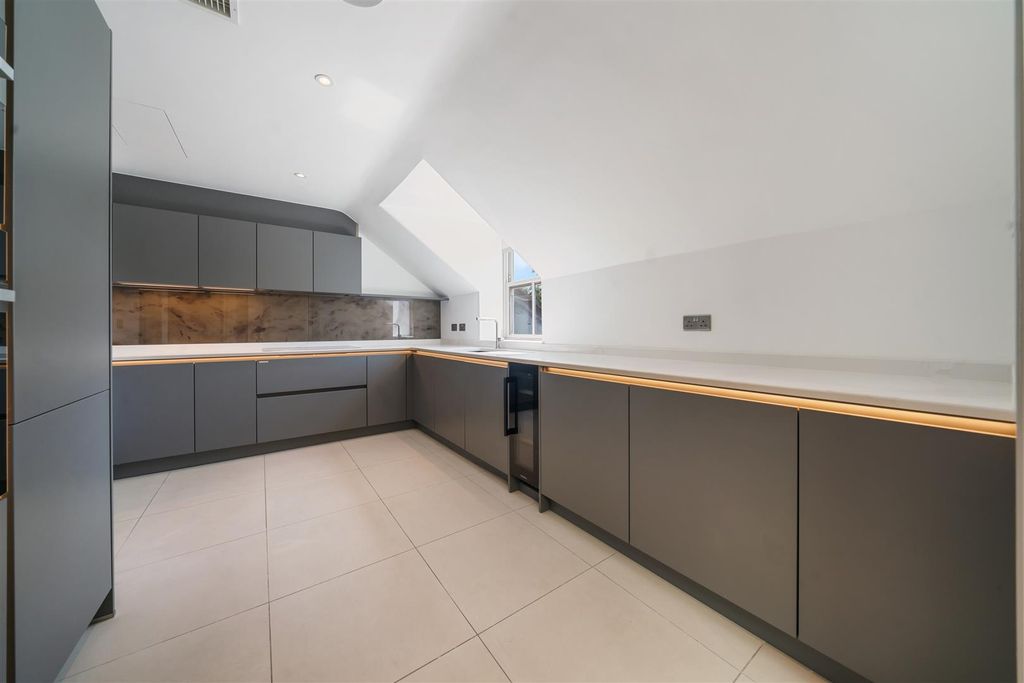 Property photo 3 of 18 Flat 18, 17-19 Elsworthy Road Nw3 3Ds-No Watermark