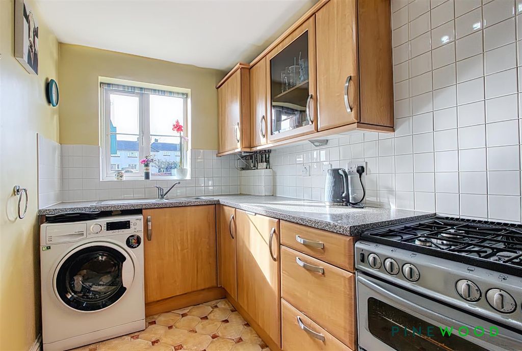 Property photo 3 of 18 Kitchen