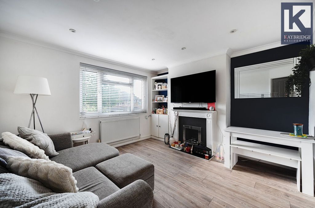 Property photo 2 of 16 Ardrossan Gardens, Kt4 7Az