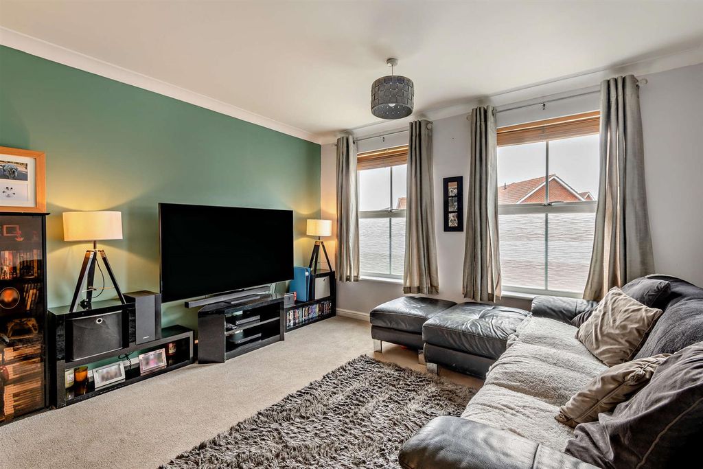 Property photo 2 of 14 8697577-Interior09-800.Jpg