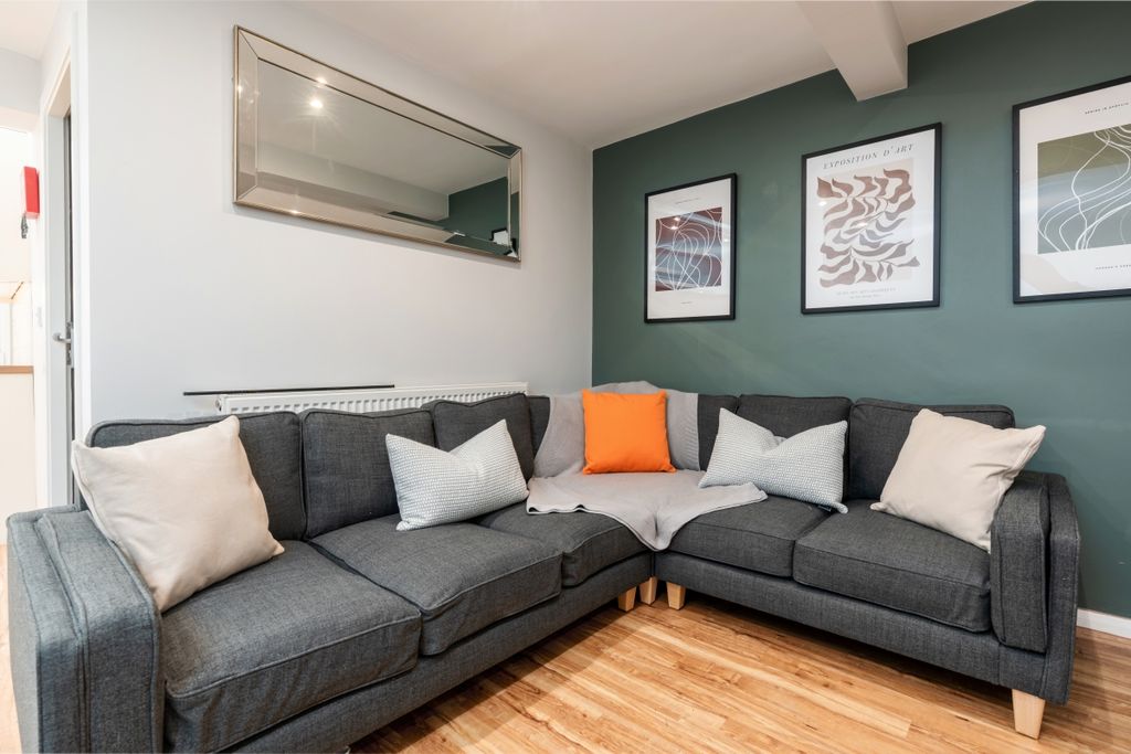 Property photo 3 of 14 62 Derby, Living Room 3