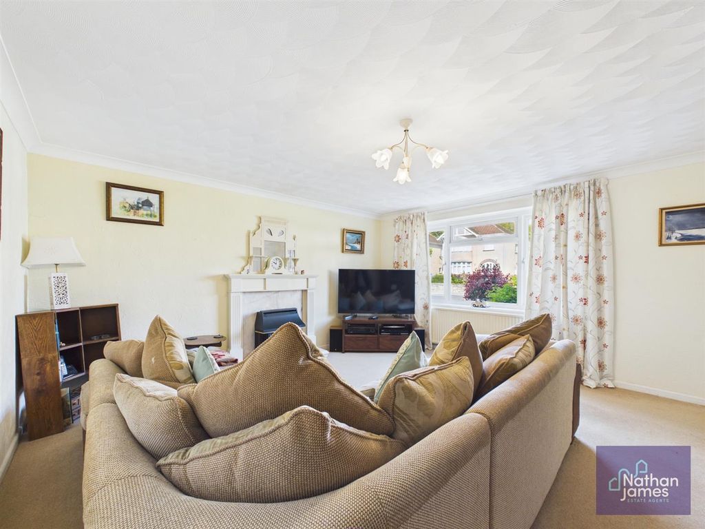 Property photo 3 of 19 Lounge