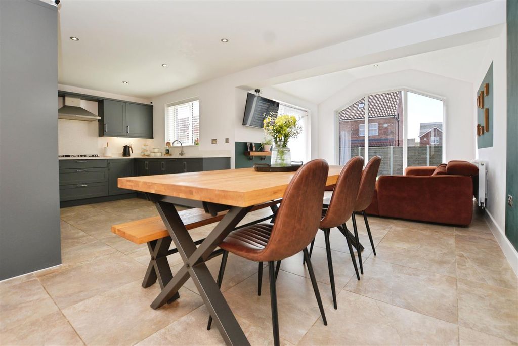 Property photo 2 of 34 Kitchen/Diner