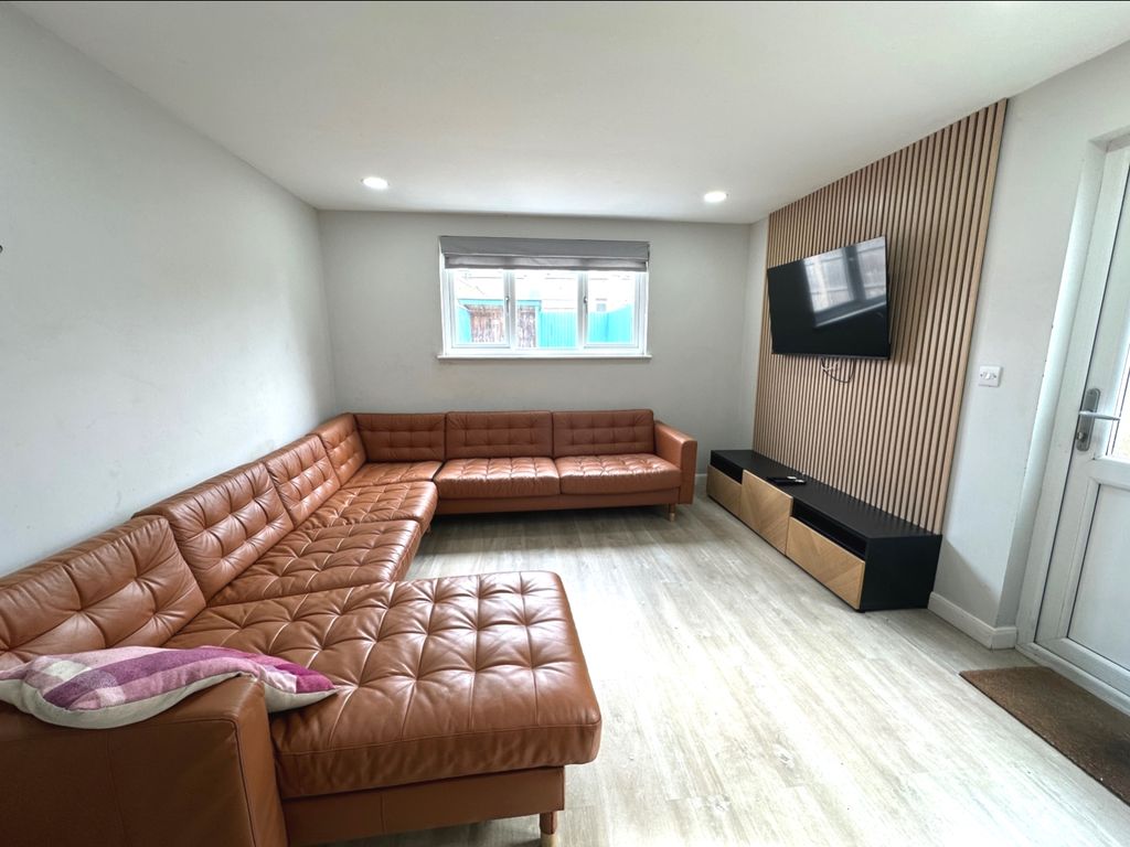 Property photo 1 of 11 3F6718Bd-63d1-45Ea-9F5B-158B3984Dd01