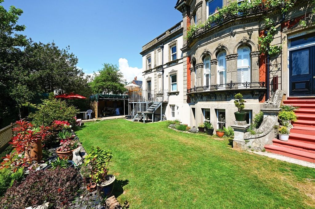 Property photo 3 of 42