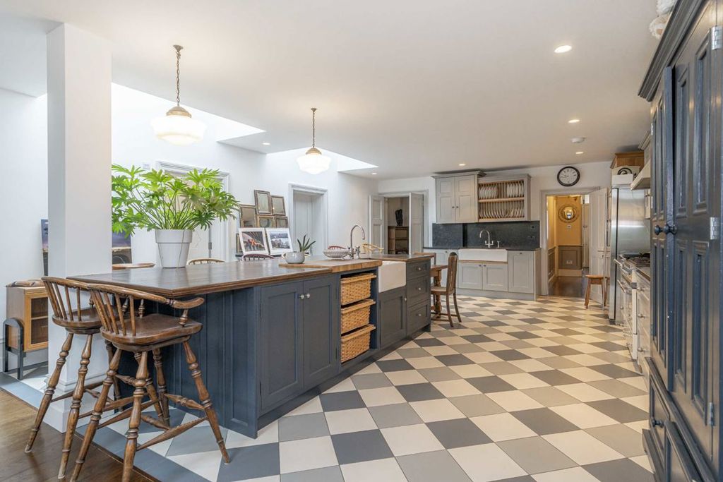Additional image 13 of 6 bed property for saleUxbridge Road, Hampton TW12