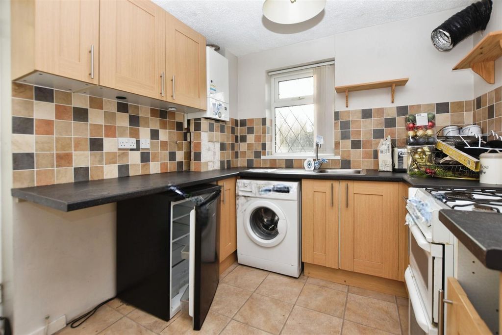 Property photo 3 of 9 Kitchen