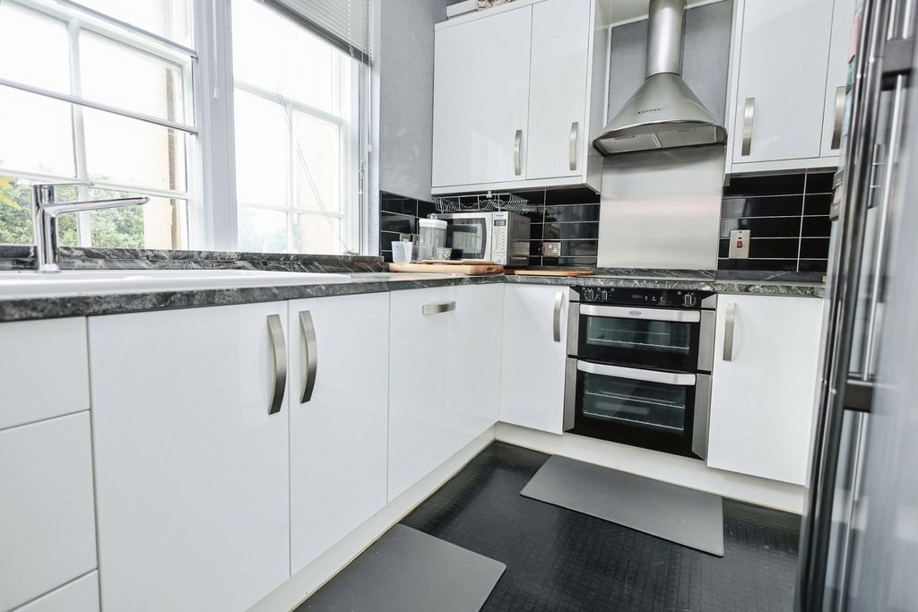 Property photo 2 of 17 Kitchen