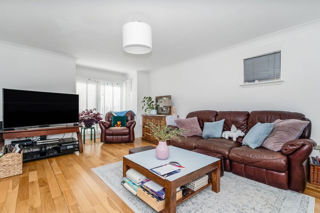 Property photo 2 of 19 Lounge