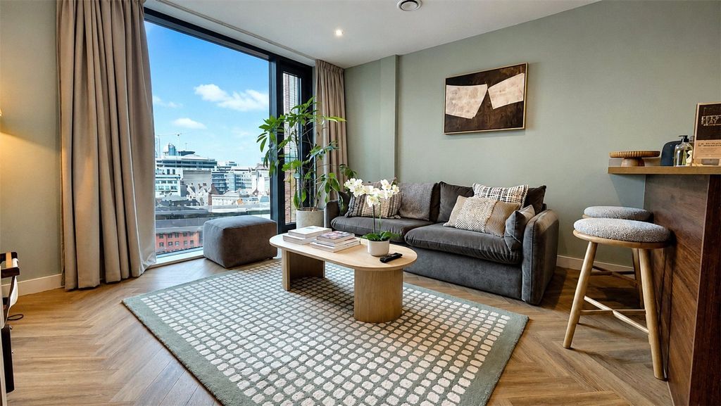 Property photo 1 of 18 Lounge