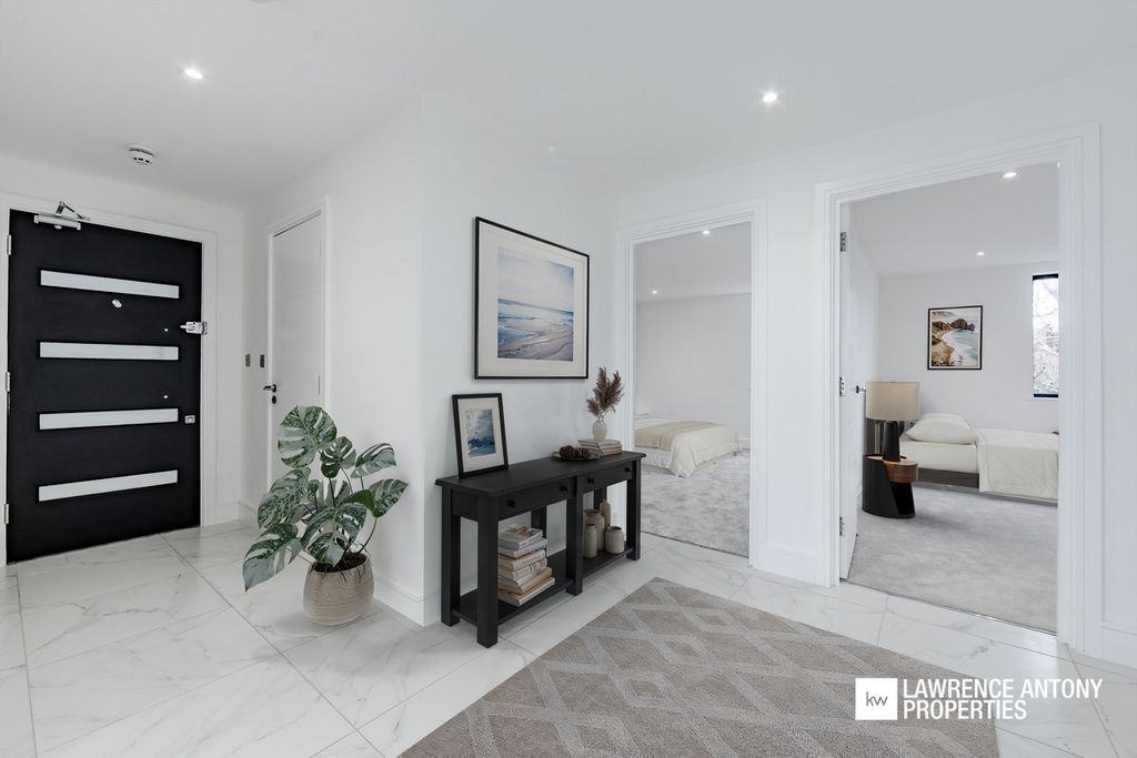 Additional image 7 of 2 bed flat for saleGrand Parade, Leigh-On-Sea SS9