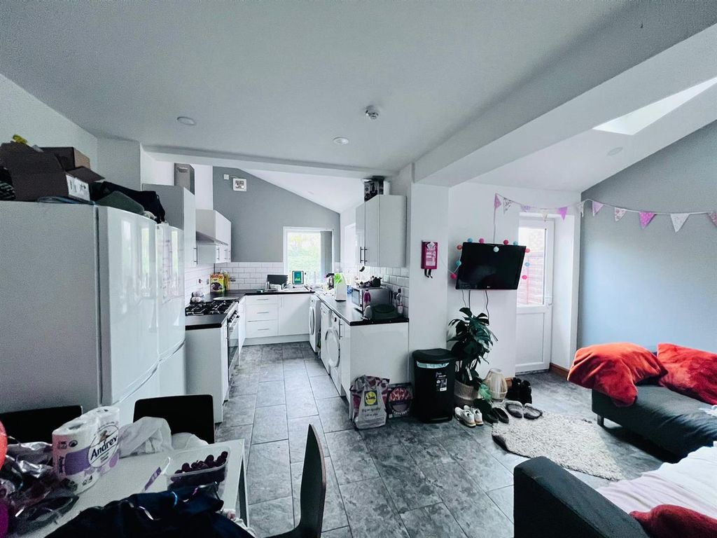 Property photo 3 of 15 Lounge/Kitchen