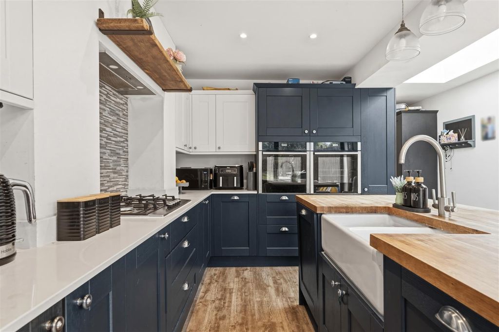 Property photo 2 of 28 Kitchen/Breakfast Room