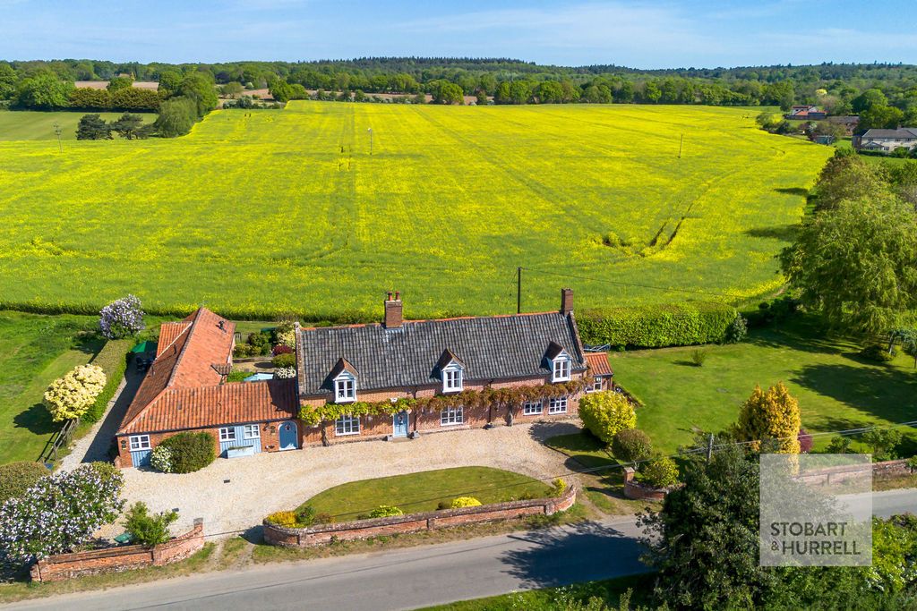 Property photo 1 of 61 Front Aerial
