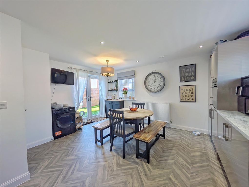 Property photo 3 of 20 Kitchen