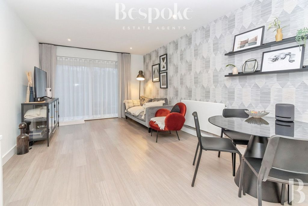 Property photo 2 of 22 Living Room