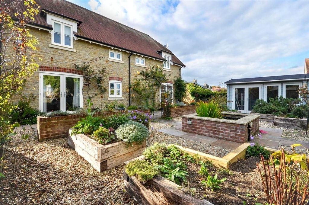 Property photo 2 of 12 Garden