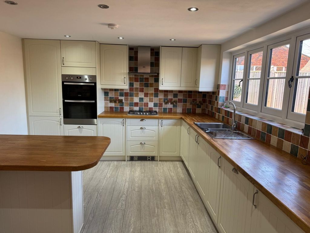 Property photo 3 of 15 08Ac89ee-6995-4d1F-9A12-A298845426De