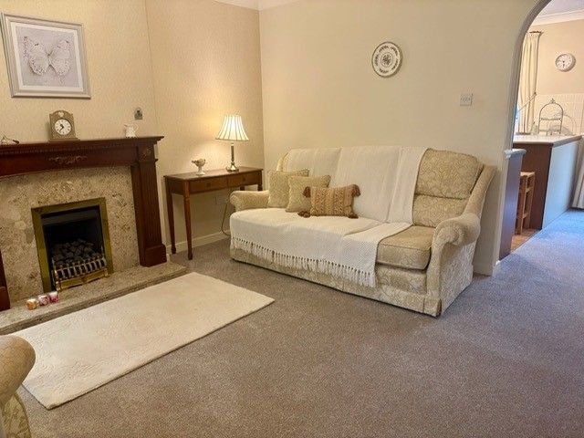 Property photo 3 of 18 Lounge