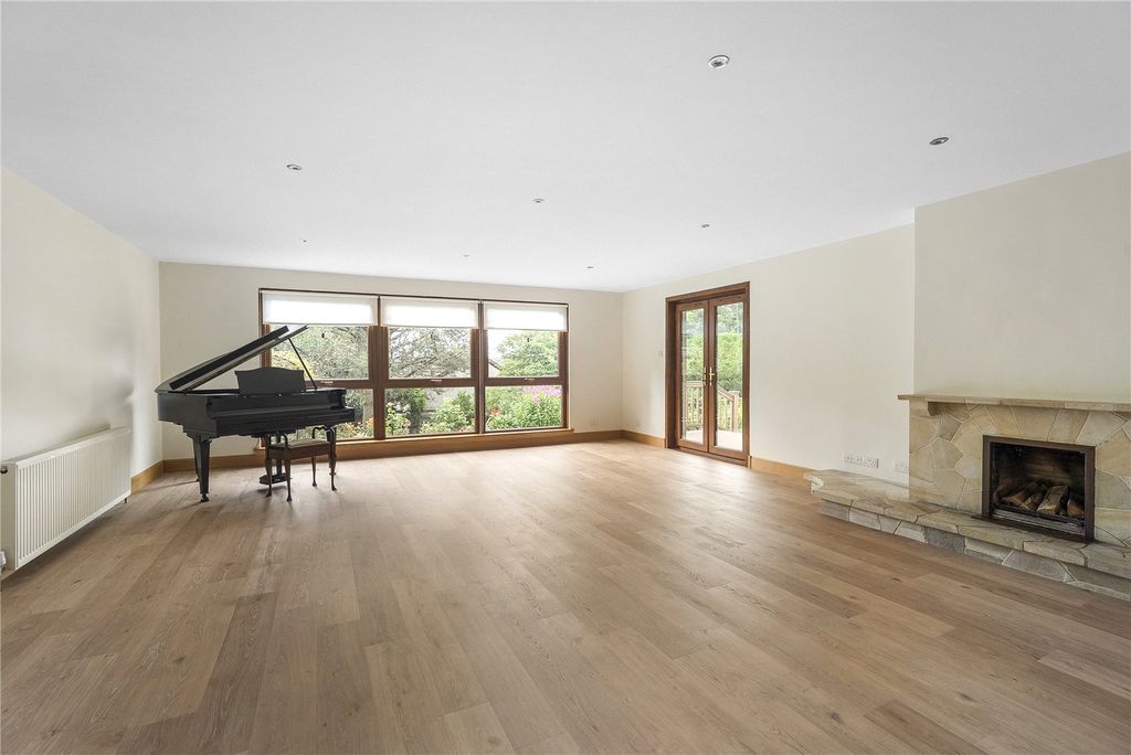 Property photo 3 of 45 Bellenden Walk