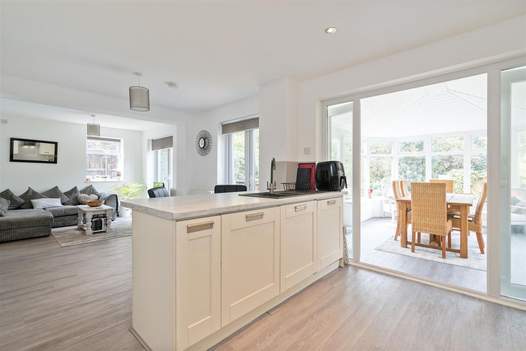 Property photo 2 of 17 36 Raddington Drive_29.Jpg