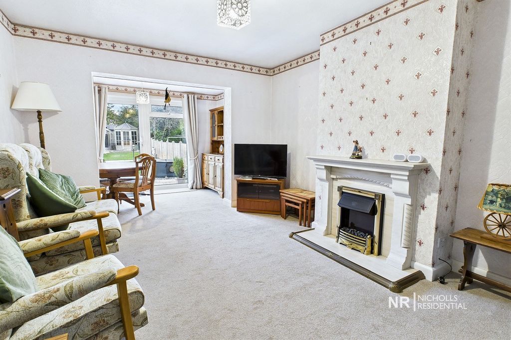 Property photo 3 of 18 Lounge