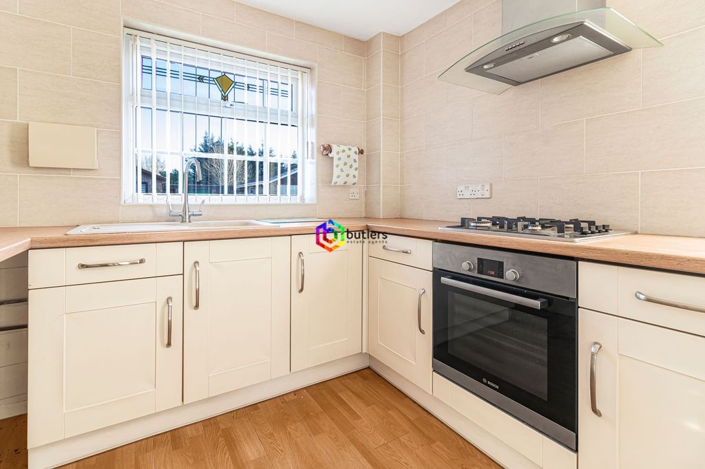 Property photo 3 of 10 Kitchen