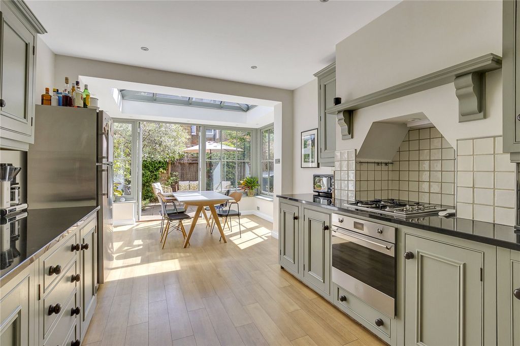 Property photo 2 of 10 Kitchen