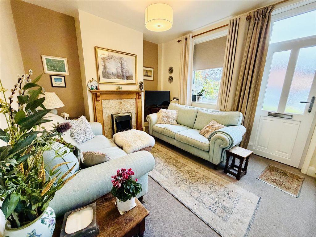 Property photo 2 of 18 Lounge