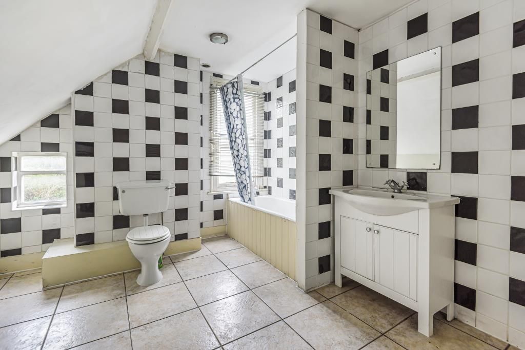 Property photo 3 of 11 Bathroom