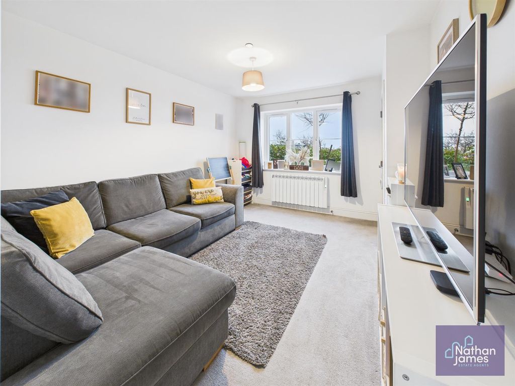 Property photo 2 of 16 Lounge