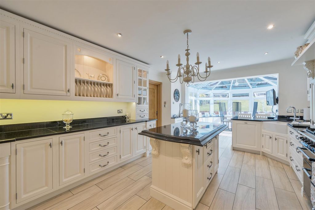 Property photo 2 of 32 Kitchen/Breakfast Room