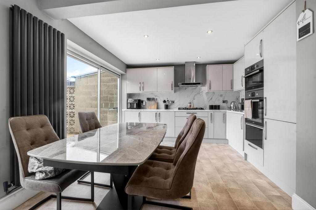 Property photo 3 of 14 Kitchen Dining Room (2)